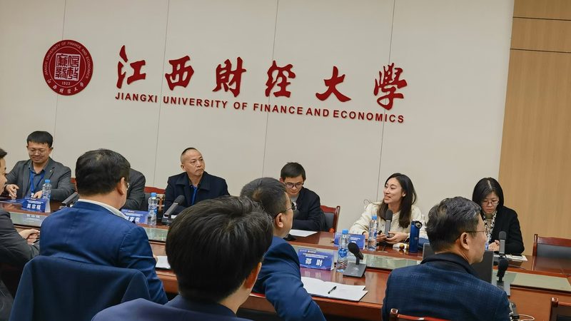 申请人可以将专利申请费用通过邮政汇款的方式缴纳。具体操作如下：
